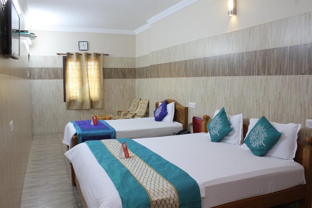 R B Residency Hotel Chennai Bagian luar foto